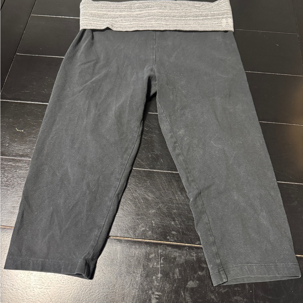 Victoria's Secret Womens capri leggings in Black and Gray size small